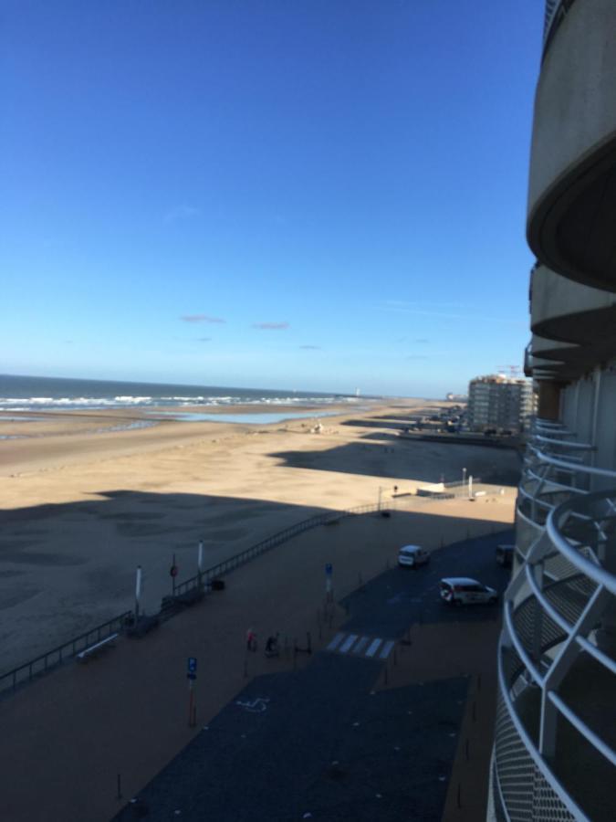 Studio 4 Pers Met Frontaal Zeezicht & Prive Zwembad Oostende Kültér fotó